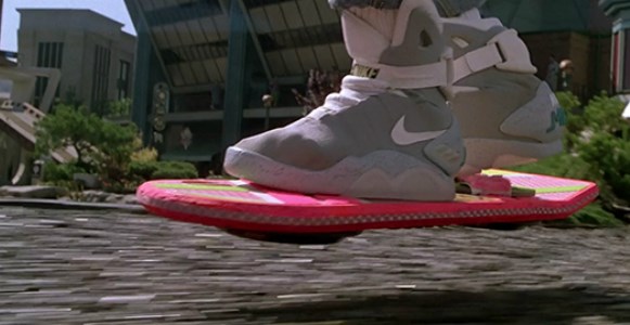 imagem do tenis e do skate do filme De Volta para o Futuro