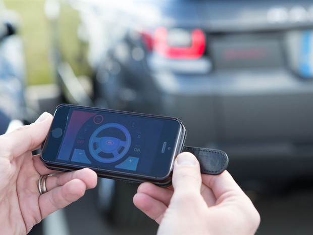 Land Rover desenvolve carro guiado por smartphone