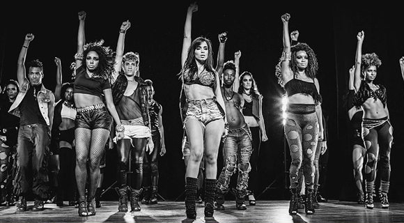anitta em show das poderosas