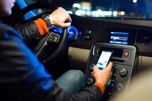 uso do celular ao volante usando o celular ao volante colocando a vida em risco