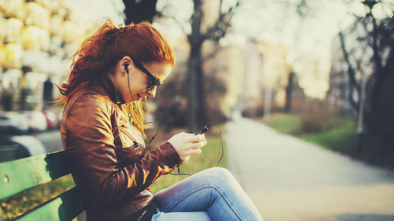menina usando aplicativos mais baixados de julho menina usando aplicativos mais baixados de julho
