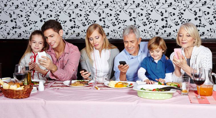 familia usando o google play para compartilhar apps familia usando o google play para compartilhar apps