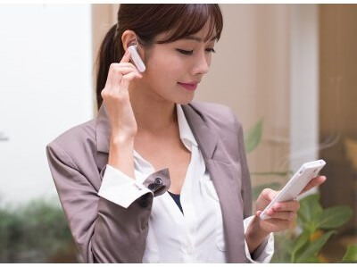 Música com os fones de ouvido sem fio fones bluetooth