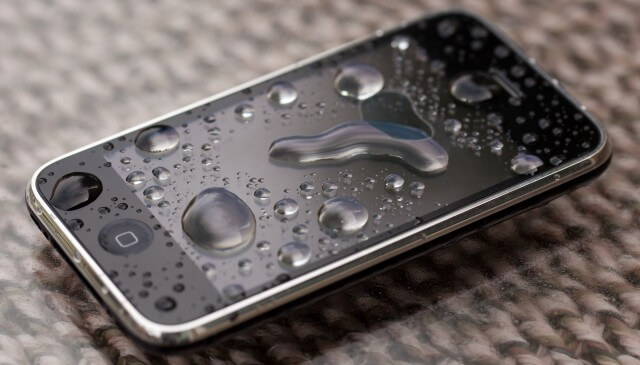 Celular com líquido
