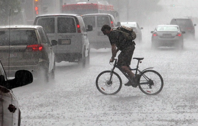 andar de bicicleta na chuva é um problema. apps-previsao-do-tempo-bicileta-chuva