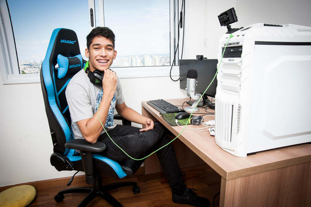 Youtuber AuthenticGames AuthenticGames