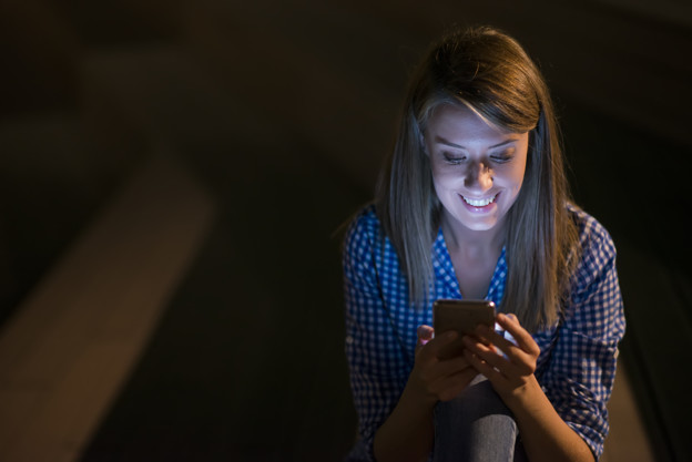 Mulher com Smartphone Novos Jogos Novos Jogos Para Smatphone Android e IOS