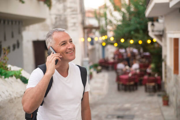 Homem Estrangeiro Falando ao Telefone Celular em Diferentes Idiomas