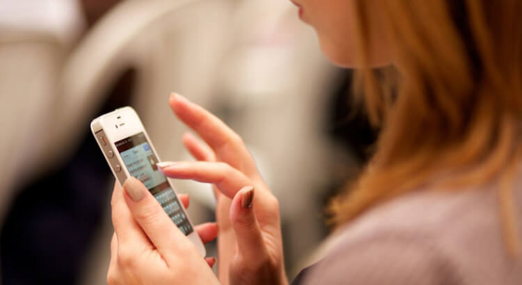 Mulher Utilizando o Celular cobertura seguro celular
