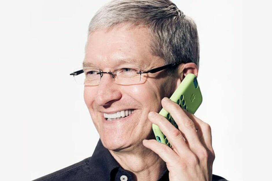 homem feliz com seguro para celular celular seguro