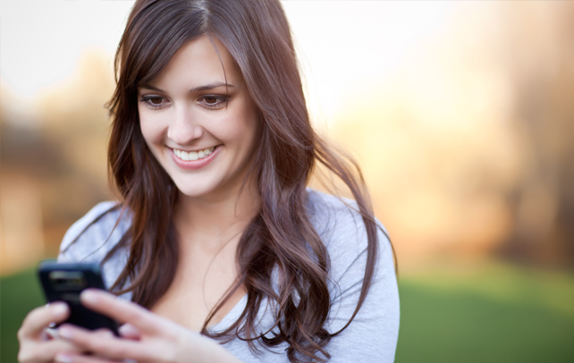 Mulher Feliz após seguro para celular Após o Seguro para Celular
