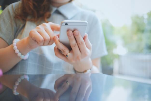 Mulher utilizando o celular Não dá pra ficar sem celular