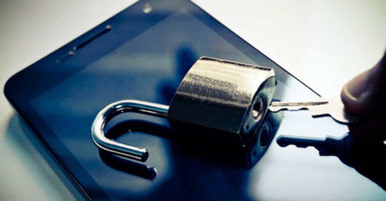 Celular com um cadeado em cima Entenda como remover malware do seu celular, tire suas dúvidas sobre o assunto!