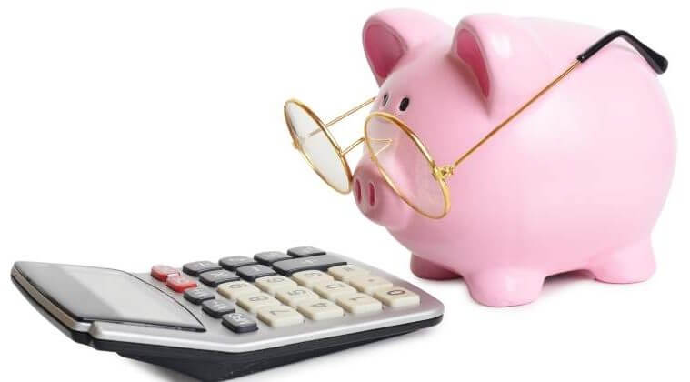 cofre de porco em frente a uma calculadora e-commerce
