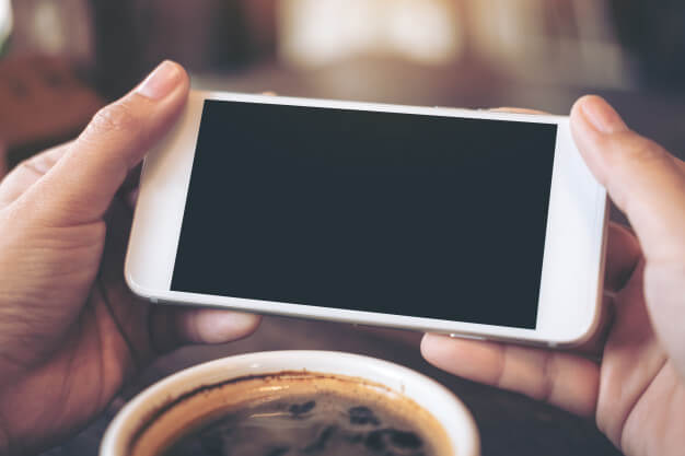mãos segurando um celular na horizontal baixar-filme-pelo-celular