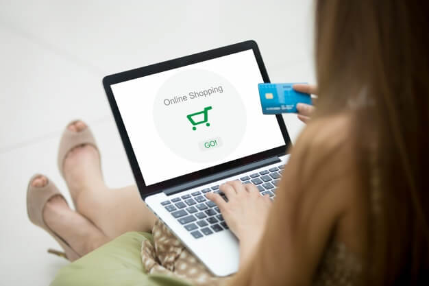 mulher usando o notbook para fazer compras online woman-with-a-credit-card-and-a-laptop_1218-500