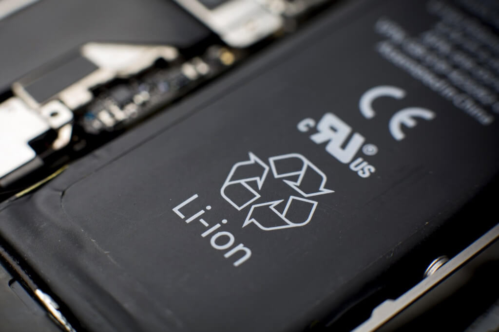 close em uma bateria de smartphone bateria-de-smartphone