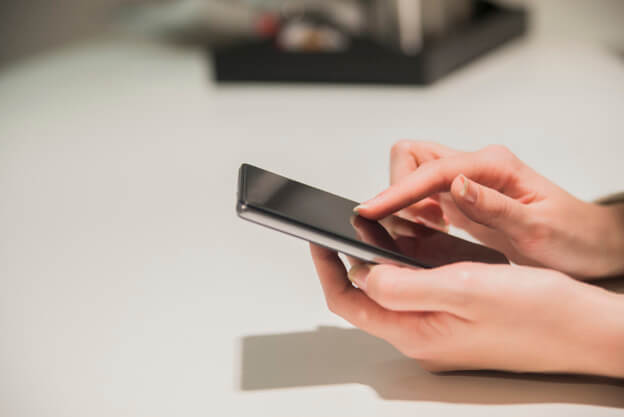 mãos mexendo no celular acessorios-para-celular