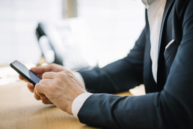 homem usando o smartphone seguro de celular dicas-de-seguro-de-celular