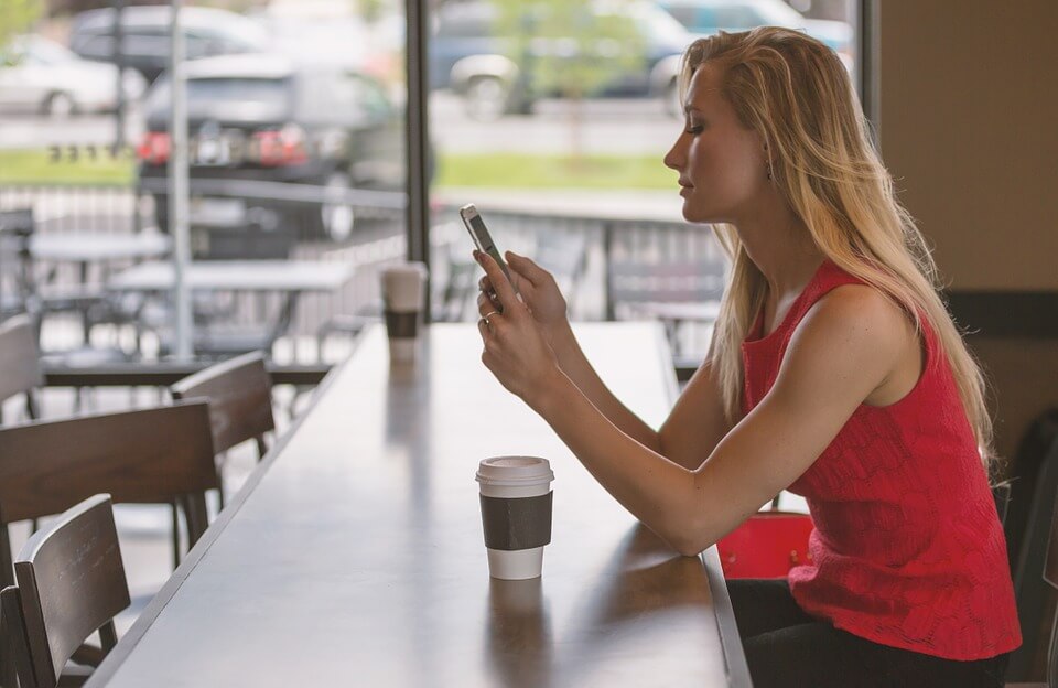 como contratar seguro de celular como-contratar-seguro-de-celular-mulher-usando-smartphone