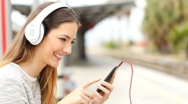 mulher de fone melhores podcasts dicas-dos-melhores-podcasts