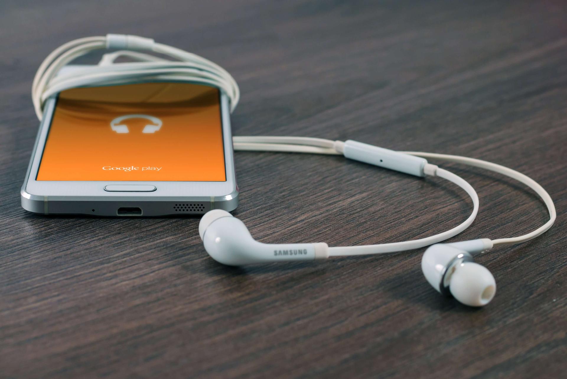 celular com fone melhores podcasts os-melhores-podcasts-do-brasil