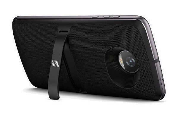 Moto Z JBL SoundBoost 2 Moto Z JBL SoundBoost 2, snap da JBL para o Moto Z, na cor preta, com o apoio d osnap deixando o celular na posição diagonal. O fundo da imagem é branco.