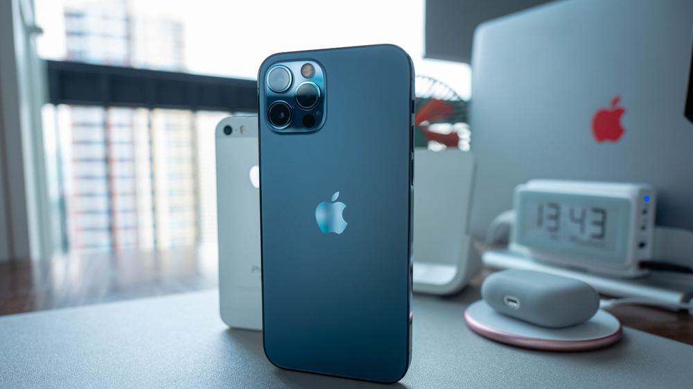 Celular iPhone é visto em uma mesa