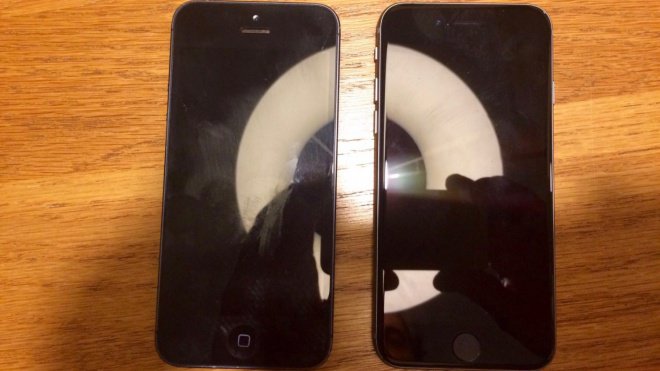 Foto do suposto iPhone 5SE ao lado do iPhone 5S
