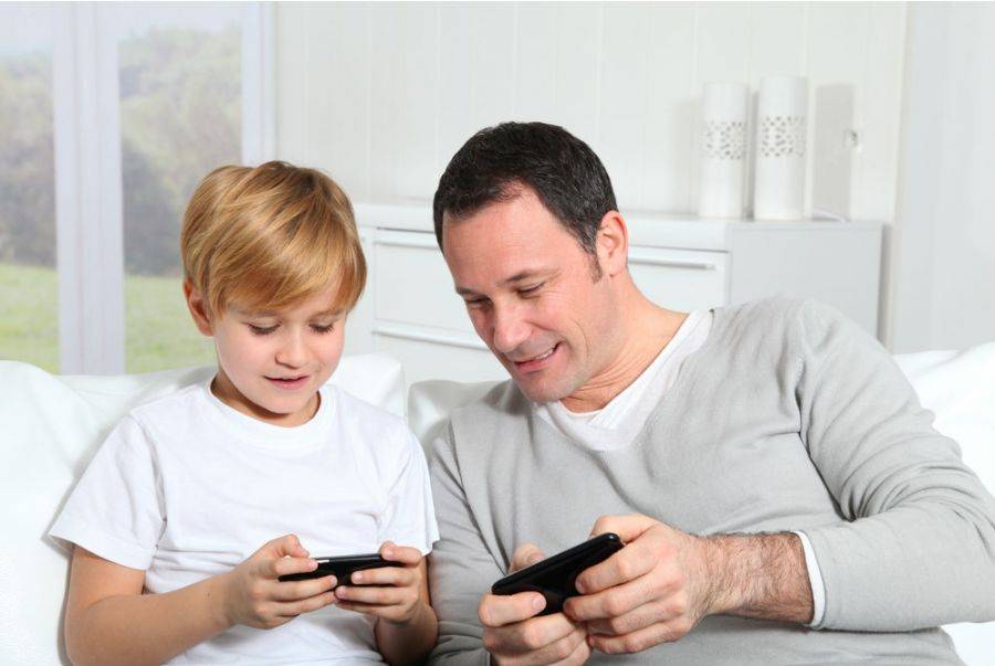 Pai e filho com celulares