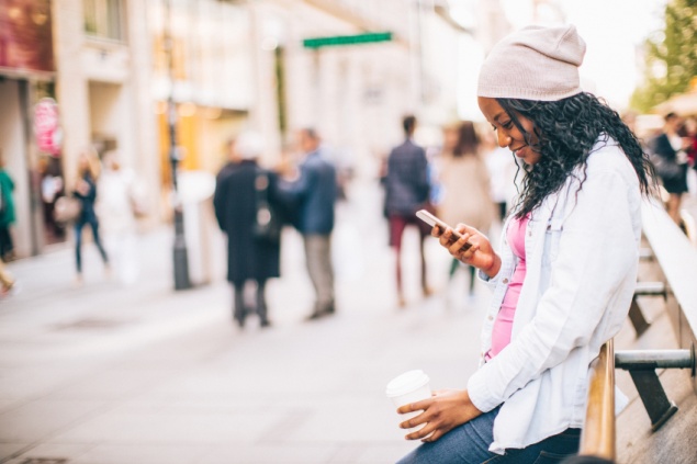 mulher-usando-aplicativos-para-celular-na-rua