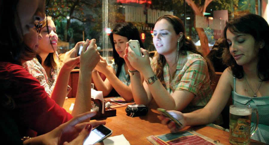 Pessoas no bar com o celular