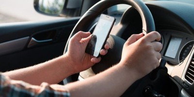 Usar o celular enquanto dirige