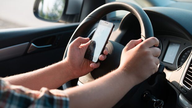 Usar o celular enquanto dirige