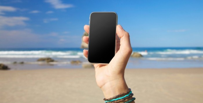 Saiba o que levar para a praia juntamente com o seu smartphone!