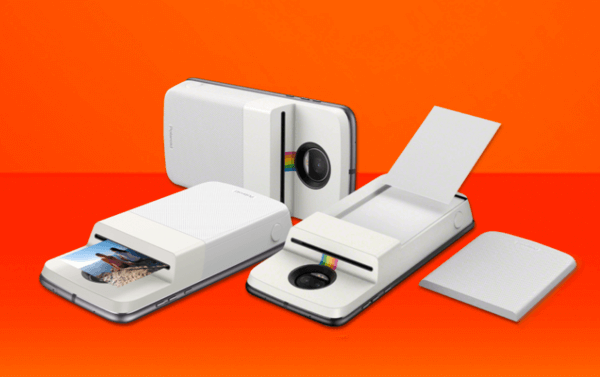 Moto Z Polaroid Insta-Share Printer acoplado ao aparelho, demonstrando seu funcionamento. Há um snap com a foto sendo impressa, um com o papel da foto sendo colocado e, ao fundo, outro com o snap apenas acoplado ao aparelho. Ao lado direito, aparece a tampa do snap. O fundo da imagem é laranja, em dois tons.