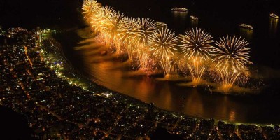 Fogos de artifício à noite, simbolizando o tema de segurança contra roubo nas festas de Ano Novo.